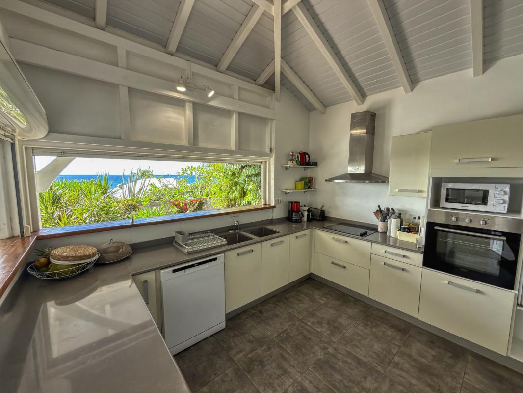 21.Location Villa piscine vue mer Sainte Anne Guadeloupe_Cuisine vue mer